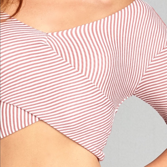 🌿Elbow Sleeve Crop Top🌿 - Picture 5 of 5